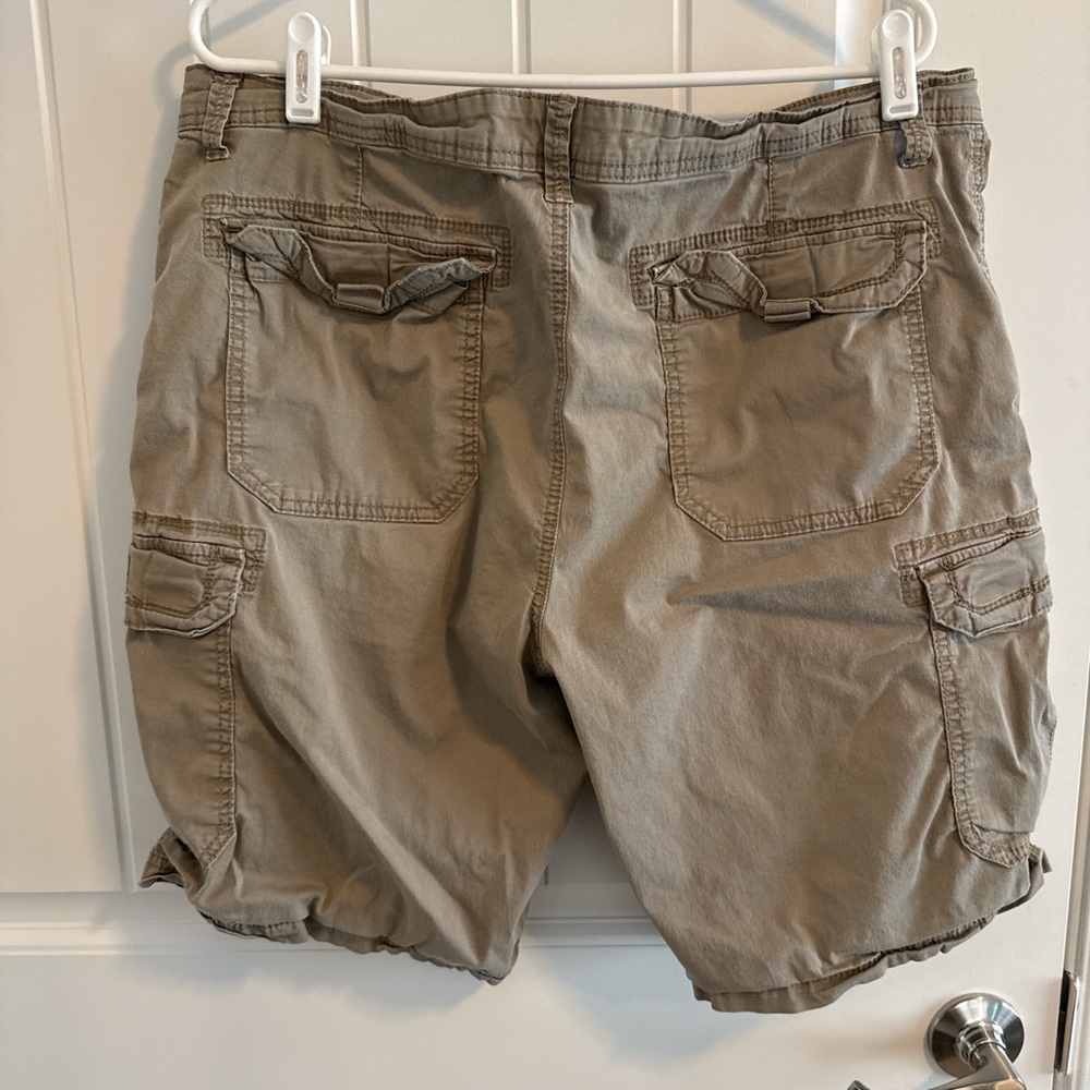 Unionbay Men’s Khaki Cargo Shorts - Picture 2 of 7